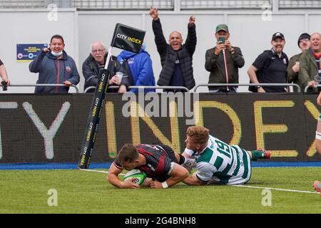 Alex Lewington #14 von Saracens gibt einen Versuch ab Stockfoto