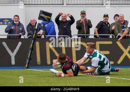 Alex Lewington #14 von Saracens gibt einen Versuch ab Stockfoto