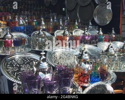 Traditionelle Teekannen und Teegläser zum Verkauf in einer Straße in der Medina von Marrakesch, Marokko. Stockfoto