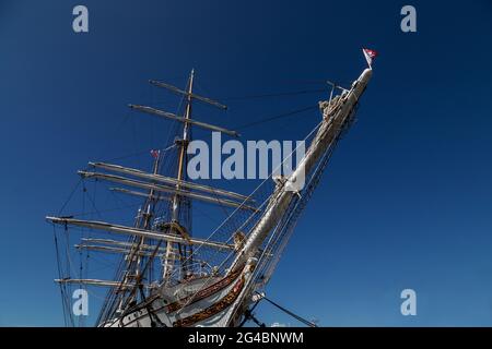 Hohes Schiff, Detail der Barke Statsraad Lehmkuhl, vor ihrem Heimathafen Bergen, an der Westküste Norwegens. Stockfoto