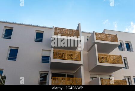 Fassade eines modernen Wohnhauses in der Region von Uzgitanien im Süden Frankreichs Stockfoto