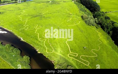 Eine riesige Karte von Schottland mäh auf einem Bauernfeld in der Nähe von Jedburgh an den schottischen Grenzen. Die Karte umfasst fast 1,5 km und wurde von John Henderson, dem Gründer der Einzelhandelskette Born in Scotland, zur Feier der Teilnahme Schottlands an der Euro 2020 erstellt. Bilddatum: Sonntag, 20. Juni 2021. Stockfoto