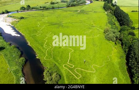 Eine riesige Karte von Schottland mäh auf einem Bauernfeld in der Nähe von Jedburgh an den schottischen Grenzen. Die Karte umfasst fast 1,5 km und wurde von John Henderson, dem Gründer der Einzelhandelskette Born in Scotland, zur Feier der Teilnahme Schottlands an der Euro 2020 erstellt. Bilddatum: Sonntag, 20. Juni 2021. Stockfoto