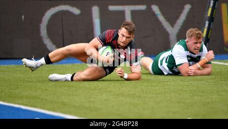 Alex Lewington von Saracens erzielt seinen sechsten Versuch während des Greene King IPA Championship-Spiels im StoneX Stadium in London. Bilddatum: Sonntag, 20. Juni 2021. Stockfoto