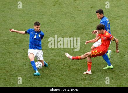 Der italienische Jorgerinho fängt während des UEFA Euro 2020 Group A-Spiels im Stadio Olimpico, Rom, einen Ball von Neco Williams aus Wales ab. Bilddatum: Sonntag, 20. Juni 2021. Stockfoto