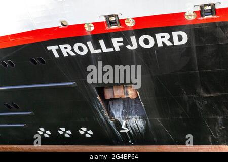 Detail der Schiffe Seite der Auto- und Passagierküstenfähre Trollfjord am Festningskaien Kai, im Hafen von Bergen, Norwegen Stockfoto