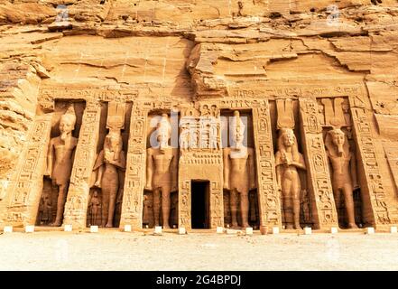 Abu Simbel, der kleine Tempel von Hathor und Nefertari, Ägypten Stockfoto
