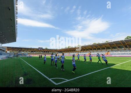 Uppsals, Schweden. Juni 2021. Aufwärmen des Vorspiels während des Elitettan-Spiels zwischen IK Uppsalia und IFK Norrkoping bei Studenternas IP in Uppsale, Schweden Quelle: SPP Sport Pressefoto. /Alamy Live News Stockfoto