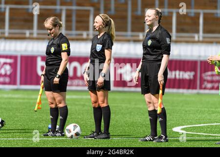 Uppsals, Schweden. Juni 2021. Das Schiedsrichterteam während des Elitettan-Spiels zwischen IK Uppsalia und IFK Norrkoping bei Studenternas IP in Uppsale, Schweden Quelle: SPP Sport Pressefoto. /Alamy Live News Stockfoto