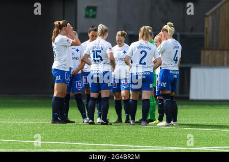 Uppsals, Schweden. Juni 2021. Team huddle IFK Norrkoping während des Elitettan-Spiels zwischen IK Uppshala und IFK Norrkoping bei Studenternas IP in Uppshala, Schweden Quelle: SPP Sport Pressefoto. /Alamy Live News Stockfoto