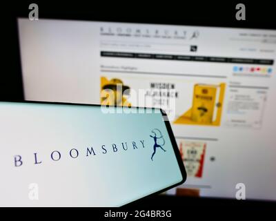 Smartphone mit Logo des britischen Verlags Bloomsbury Publishing plc auf dem Bildschirm vor der Unternehmenswebsite. Konzentrieren Sie sich auf die Mitte rechts des Telefondisplays. Stockfoto