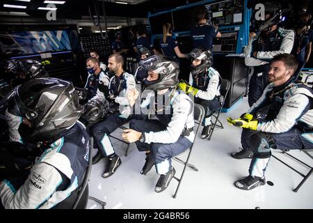 Williams Racing Mechaniker beobachten das Rennen. Großer Preis von Frankreich, Sonntag, 20. Juni 2021. Paul Ricard, Frankreich. Stockfoto