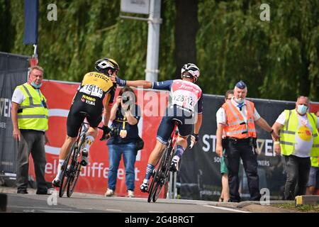 Der Belgier Wout Van Aert vom Team Jumbo-Visma (L) feiert nach dem Sieg vor dem Belgier Edward Theuns von Trek-Segafredo (R) den Sprint im Ziel Stockfoto