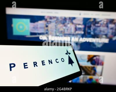 Handy mit Logo des anglo-französischen Öl- und Gasunternehmens Perenco S.A. auf dem Bildschirm vor der Business-Website. Konzentrieren Sie sich auf die Mitte rechts des Telefondisplays. Stockfoto