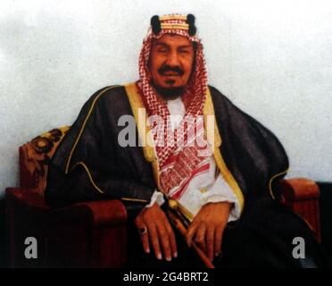 Ein Farbportrait der Zeitschrift 1948 von König Abdul Aziz al Saud / Abdulaziz Al Saud / Abdulaziz / Ibn Saud / Abd al ʿAzīz bin ʿAbd ar Raḥman Āl Suʿūd (1876-1853) . Er war Gründer und erster Monarch des Königreichs Saudi-Arabien. Als König kontrollierte er 1938 die Entdeckung von Erdöl in Saudi-Arabien und förderte in der Tat die großangelegte Ölproduktion, die die Region enorm reich machte. Der freundliche und wohltätige König errichtete ein Gästehaus, das als „Thulaim“ oder „der Gastgeber“ bekannt ist, in dem den Armen Nahrung wie Reis, Fleisch und verschiedene Haferflocken zu essen und angemessene Kleidung gegeben wurde. Stockfoto