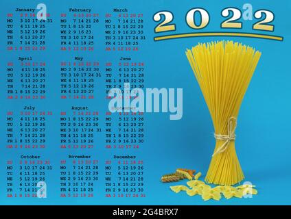 Kalender für 2022 mit Platz für Bild. Rohe Spaghetti und Tomaten. Lebensmittelkonzept. Ready Kalender Poster Stockfoto