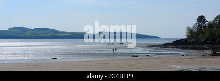 Strangers on the Shore - Dhoon Bay aka Goat Well Bay , in der Nähe von Kirkcudbright, Dumfries & Galloway, Schottland , zeigt das Wrack des Monreith aus dem nahe gelegenen Wigtown, das 1880 in Port William erbaut wurde. Am 12. November 1900 war sie auf einer Reise von Newcastle (Irland) nach Silloth mit Granitsteinkörner unterwegs. Während eines Sturms versuchte sie, sich in der Mündung der Kirkcudbright Bay zu schützen, aber sie scheiterte. Alle an Bord schafften es, sicher an Land zu kommen. -( Foto aufgenommen im Juni 2021) Stockfoto