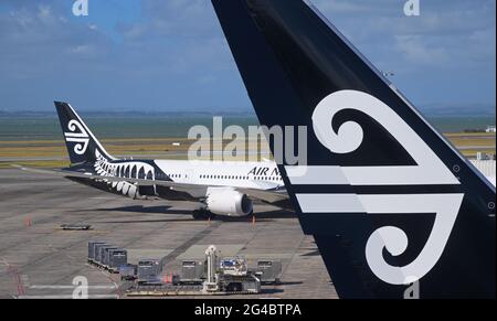 Eine Boeing 787 Dreamliner, die für den Abflug besteuert wird, Auckland NZ Stockfoto