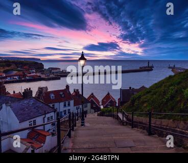 Abendansicht von den ikonischen 199 Stufen mit Blick auf das Meer und den Hafen in Whitby. Stockfoto