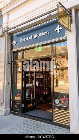 London, Großbritannien - Juli 30 2020: Die Fassade des Harry Potter-Shops des Hauses der Wunder an der Buckingham Palace Road Stockfoto