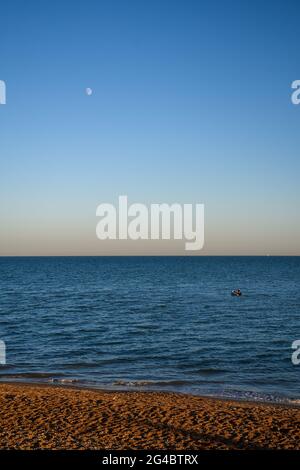 Hastings, Vereinigtes Königreich - Juli 30 2020: Der Mond über dem Ärmelkanal am Hastings Beach auf der Rock-a-nore Road Stockfoto