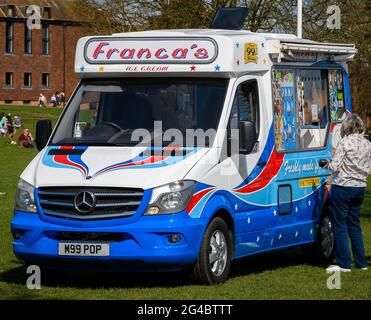 Marlow, Vereinigtes Königreich - März 30 2021: Franca's Ice Cream van für einen Kunden, fotografiert von der Lower Pound Lane Stockfoto