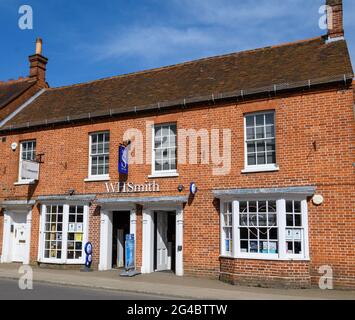 Marlow, Vereinigtes Königreich - März 30 2021: Die Fassade der WH Smiths Stationers, fotografiert von der High Street Stockfoto