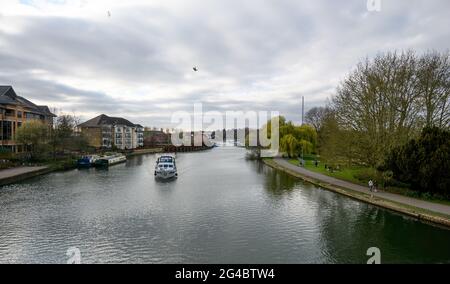 Reading, Vereinigtes Königreich - April 02 2021: Blick entlang der Themse von der Caversham Bridge Stockfoto