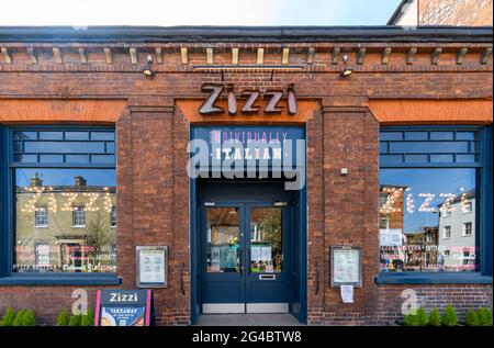 Marlow, Großbritannien - 30 2021. März: Die Fassade von Zizzis Restaurant, fotografiert von der High Street Stockfoto