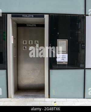 London, Vereinigtes Königreich - 29 2021. Mai: Eine geschlossene Toilette auf der Alligallows Lane Stockfoto