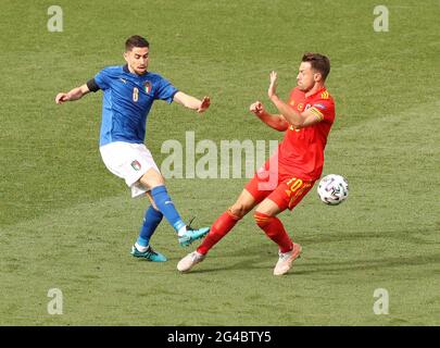 Rom, Italien, 20. Juni 2021. Der Italiener JorgINho wurde von Aaron Ramsey aus Wales während des UEFA-Europameisterschaftsspiel im Stadio Olimpico, Rom, angegangen. Bildnachweis sollte lauten: Jonathan Moscrop / Sportimage Stockfoto