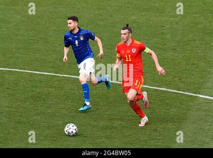 Der italienische Jorgerinho (links) und der walisische Gareth Bale kämpfen während des UEFA Euro 2020 Group A-Spiels im Stadio Olimpico, Rom, um den Ball. Bilddatum: Sonntag, 20. Juni 2021. Stockfoto