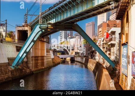 Industrielles Tokio. Blick auf die Zugkreuzung in der Nähe des Bahnhofs Ochanomizu und des Flusses Kanda Stockfoto