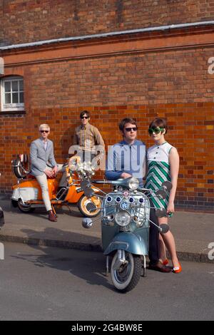 GROSSBRITANNIEN / England / London / Gruppe von Mods auf vespa und lambretta Roller, die in london unterwegs sind Stockfoto