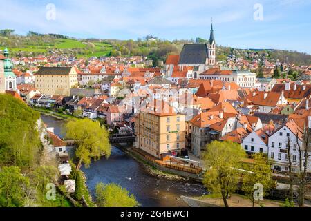 Panoramablick auf Cesky Krumlov und Moldau in der südböhmischen Region, Tschechische Republik. Stockfoto
