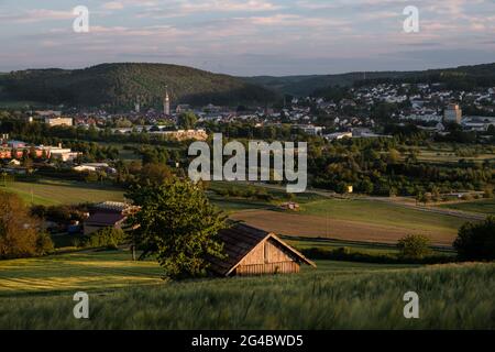 Blick auf die deutsche Stadt Tauberbischofsheim bei Sonnenuntergang mit Kirche im Hintergrund. Stockfoto