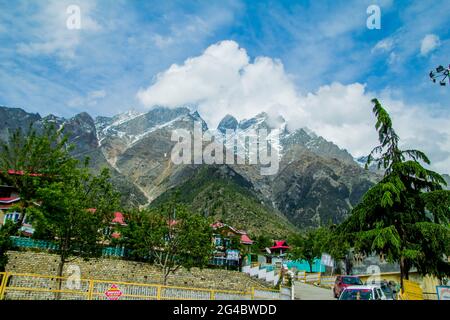 Ein verschwommener Sonnenuntergang im Sangla-Tal Stockfoto