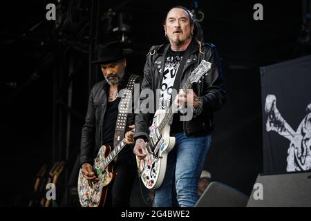 Donington Park, Leicestershire, Großbritannien. Juni 2021. Die Wildhearts spielen live auf der Bühne beim Download Pilot Festival, UK. Die Pilotveranstaltung ist ein Camping-Festival mit 10,000 Plätzen und Teil der zweiten Phase des Veranstaltungsprogramms der Regierung. Das erste volle Wochenend-Festival mit Camper in Großbritannien seit der Sperre vom 2020. März. Jeder vor Ort hat vor der Einreise einen lateralen Flow-Test durchgeführt, ein negatives Ergebnis erhalten und auch einen PCR-Test gemacht. Jeder darf ohne Maske oder soziale Distanzierung singen, tanzen und sogar umarmen. Kredit: Andy Gallagher/Alamy Live Nachrichten Stockfoto