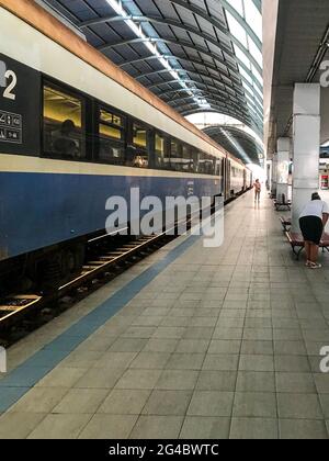 Perron Chisinau. Bahnhof. Zug am Bahnhof Stockfoto