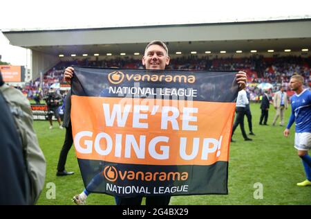 Dave Challinor, Manager von Hartlepool United, feiert den Sieg im Schießerei und der Beförderung nach dem Playoff-Finale der Vanarama National League in Ashton Gate, Bristol. Stockfoto