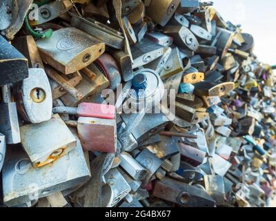 PARIS - SEPTEMBER 28: Die Liebesschließfächer an der Pon des Arts-Brücke über die seine in Paris, Frankreich, wurden am 28. September 2015 aufgenommen. Stockfoto