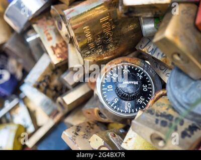 PARIS - SEPTEMBER 28: Die Liebesschließfächer an der Pon des Arts-Brücke über die seine in Paris, Frankreich, wurden am 28. September 2015 aufgenommen. Stockfoto