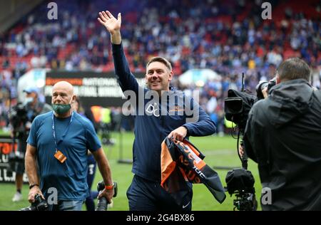 Dave Challinor, Manager von Hartlepool United, feiert den Sieg im Schießerei und der Beförderung nach dem Playoff-Finale der Vanarama National League in Ashton Gate, Bristol. Stockfoto