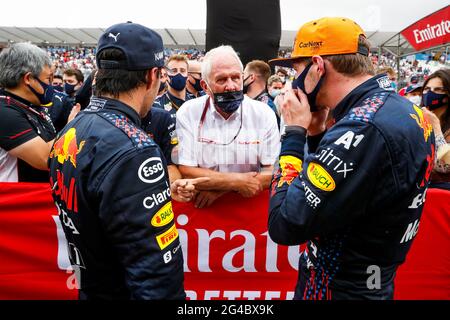 (L bis R): Sergio Perez (MEX) Red Bull Racing mit Dr. Helmut Marko (AUT) Red Bull Motorsport Consultant und Max Verstappen (NLD) Red Bull Racing in Parc Ferme. Großer Preis von Frankreich, Sonntag, 20. Juni 2021. Paul Ricard, Frankreich. FIA Pool-Bild nur zur redaktionellen Verwendung Stockfoto