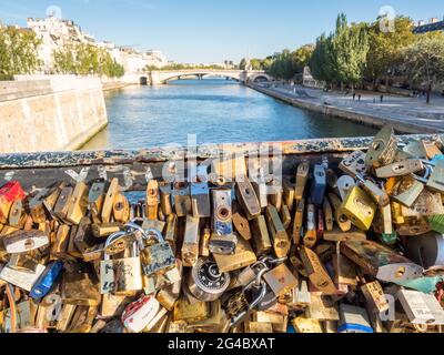 PARIS - SEPTEMBER 28: Die Liebesschließfächer an der Pon des Arts-Brücke über die seine in Paris, Frankreich, wurden am 28. September 2015 aufgenommen. Stockfoto