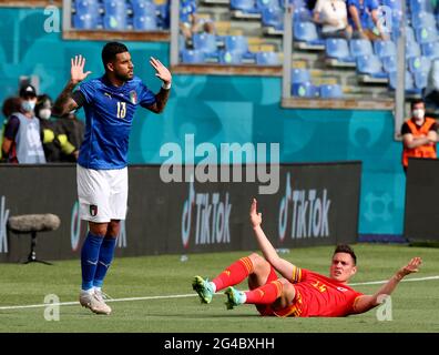 ROM, ITALIEN - 20. JUNI: Connor Roberts aus Wales tritt mit Emerson Palmieri aus Italien an, während der UEFA Euro 2020 Championship Group EIN Spiel zwischen Italien und Wales im Stadio Olimpico am 20. Juni 2021 in Rom, Italien. (Foto von MB Media/BPA) Stockfoto