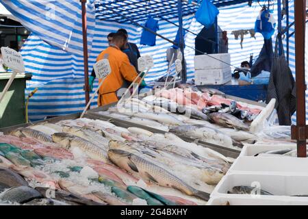 Frische rohe Fische dsiplay auf dem Marktstand, Fischhändler, Seebrassen, Seebarsch Stockfoto