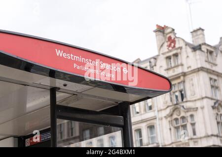 Westminster BU-Bahnhofschild in weißer Schrift auf rotem Untergrund Stockfoto