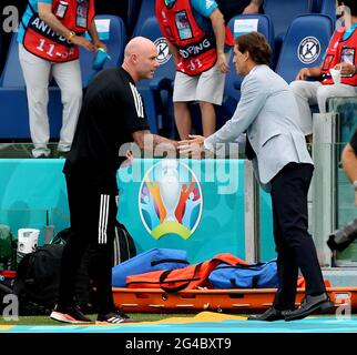 ROM, ITALIEN - 20. JUNI: Roberto Mancini Cheftrainer von Italien begrüßt Rob Page Cheftrainer von Wales, während der UEFA Euro 2020 Championship Group EIN Spiel zwischen Italien und Wales im Stadio Olimpico am 20. Juni 2021 in Rom, Italien. (Foto von MB Media/BPA) Stockfoto