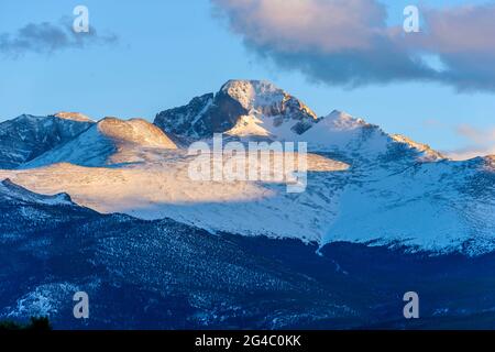 Longs Peak - EINE Frühlings-Sonnenuntergangsansicht der Nordseite des Longs Peak, vom U.S. Highway 36 aus gesehen, im Rocky Mountain National Park, CO, USA. Stockfoto